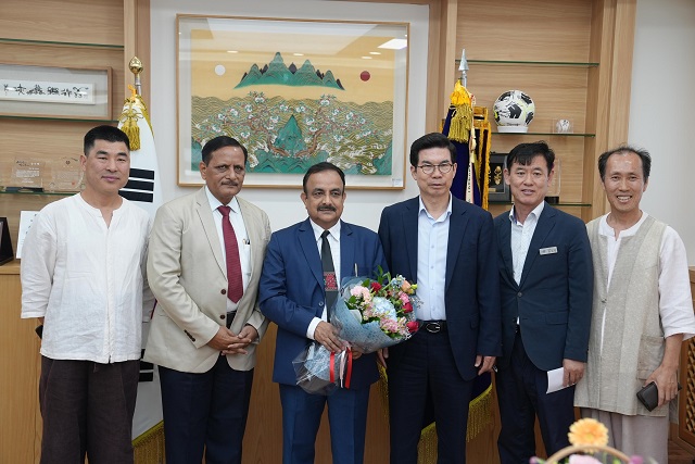 ▲ 영덕군은 지난 5일 인도 바나라스힌두대학교(Banaras Hindu Univ. 이하 BHU) 아유르베다 대학 학장과 교수 일행이 방문해 기념촬영을 하고 있다.ⓒ영덕군