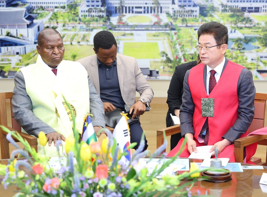 ▲ 이철우 경북도지사는 7일 도청 접견실에서 포스탱 아르샹제 투아데라 중앙아프리카공화국 대통령과 만나 양국 간 새마을운동 등 다양한 상호 협력 방안에 대해 심도 있는 논의를 했다.ⓒ경북도