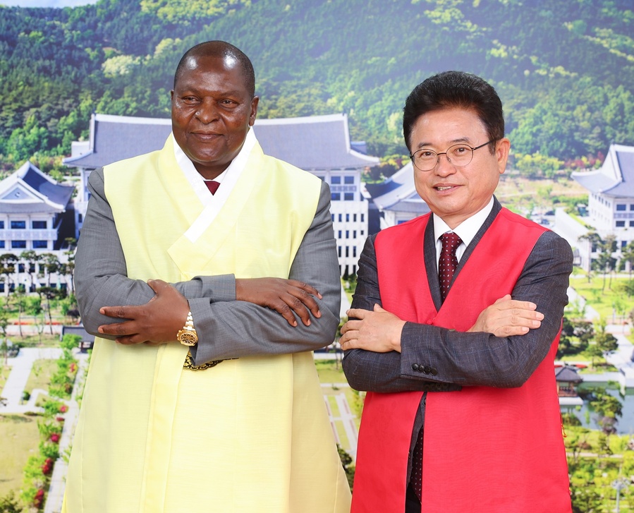 ▲ 포스탱 아르샹제 투아데라 중앙아프리카공화국 대통령은 한-아프리카 정상회담 참석 후 국가변혁프로젝트 실행을 위해 경상북도를 우선 방문했다.ⓒ경북도