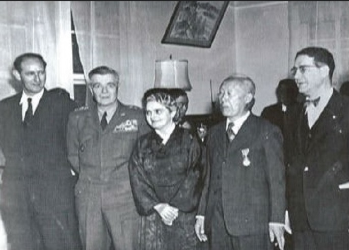 ▲ 미육군 및 해군의 훈장을 받은 이승만 대통령 부부와 무초 대사(오른쪽끝)