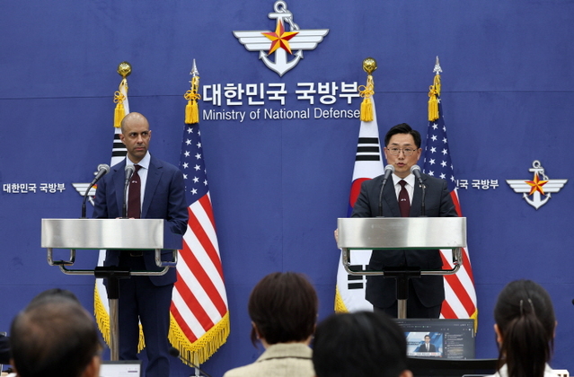 ▲ 조창래 국방부 국방정책실장(오른쪽)과 비핀 나랑 미국 국방부 우주정책수석차관보가 10일 오후 서울 용산구 국방부 브리핑룸에서 3차 한미 핵그룹협의(NCG) 공동기자회견을 하고 있다. ⓒ뉴시스