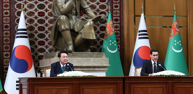 ▲ 뉴시스] 조수정 기자 = 윤석열 대통령이 10일(현지시간) 아시가바트 대통령궁에서 열린 한-투르크메니스탄 정상 공동언론발표에서 세르다르 베르디무하메도프 투르크메니스탄 대통령의 발언을 경청하고 있다. 2024.06.10. ⓒ뉴시스