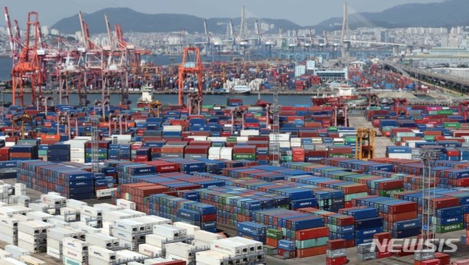 ▲ 지난달 21일 부산 남구 신선대(사진 아래) 및 감만(위) 부두 야적장에 컨테이너가 가득 쌓여 있다. ⓒ뉴시스