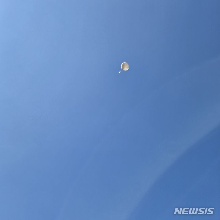 ▲ 북한에서 보낸 것으로 추정되는 오물풍선이 날아가고 있다. ⓒ뉴시스