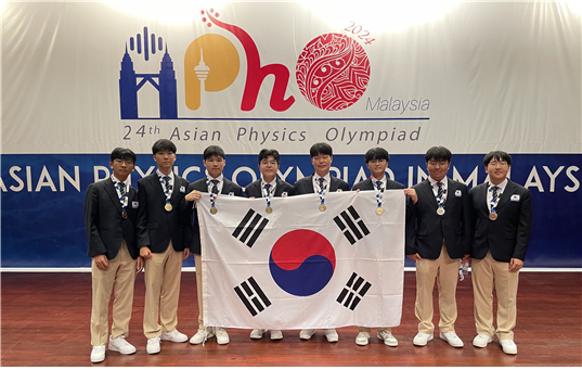 ▲ 제24회 아시아물리올림피아드(Asian Physics Olympiad, APhO)에서 한국대표단 8명 전원이 금메달 5개를 포함해 메달 획득에 성공했다. ⓒ과학기술정보통신부 제공