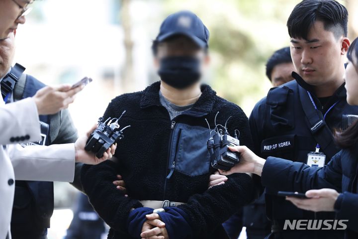 ▲ 4·10 총선 사전투표소와 개표소 등에 불법 카메라를 설치한 유튜버가 지난 3월31일 인천 미추홀구 인천지법에서 구속 전 피의자 심문에 출석하고 있다. ⓒ뉴시스