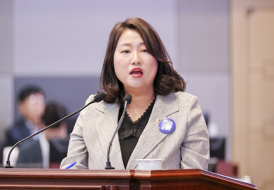 ▲ 박채아 경북도의원(경산3, 국민의힘)은 11일 제347회 정례회 2차 본회의 도정질문에 나서 이철우 경북도지사의 행정통합과 관련해 주도적 역할을 할 것을 촉구했다.ⓒ경북도의회