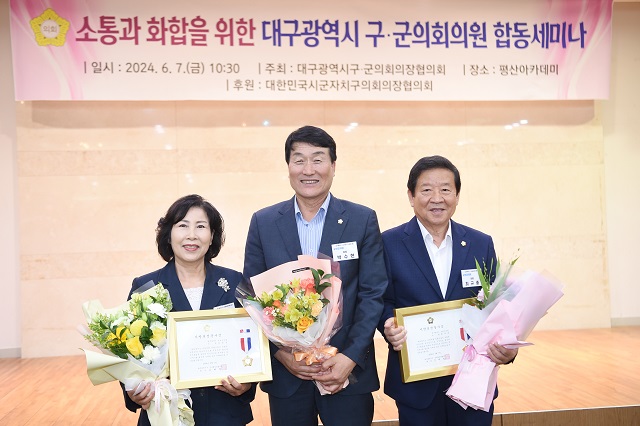 ▲ 왼쪽부터 김영숙 의원, 박수현 의장, 최규종 의원.ⓒ군위군의회