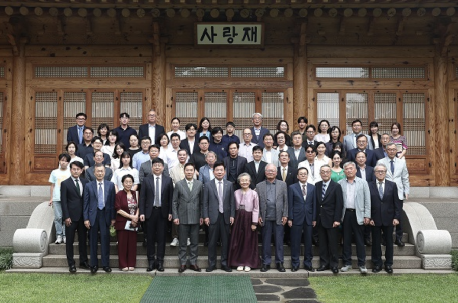 ▲ 김진표 국회의장이 지난해 7월 서울 여의도 국회 사랑재에서 열린 대한민국 제헌국회의원 유족회 초청 오찬 간담회에서 기념촬영 한 모습. ⓒ김진표 국회의장