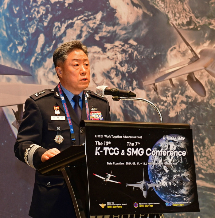 ▲ 공군 군수사령부와 공군본부 감찰실이 주관하는 '제13회 K-TCG 회의 및 제7회 SMG 국제회의'가 11일 경기도 성남시 밀리토피아 호텔에서 개막했다. 개회사를 하고 있는 유재문 공군 군수사령관(소장). ⓒ공군 제공