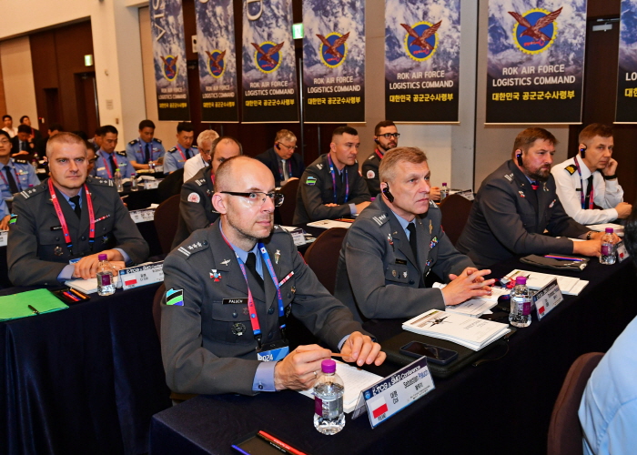 ▲ 공군 군수사령부와 공군본부 감찰실이 주관하는 '제13회 K-TCG 회의 및 제7회 SMG 국제회의'가 11일 경기도 성남시 밀리토피아 호텔에서 개막했다. 발표를 듣고 있는 폴란드 공군 대표단. ⓒ공군 제공
