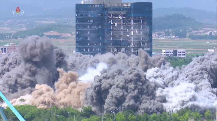 ▲ 2020년 6월 17일 북한 관영 조선중앙TV가 개성 남북공동연락사무소를 폭파하는 장면을 보도하고 있다. ⓒ뉴시스