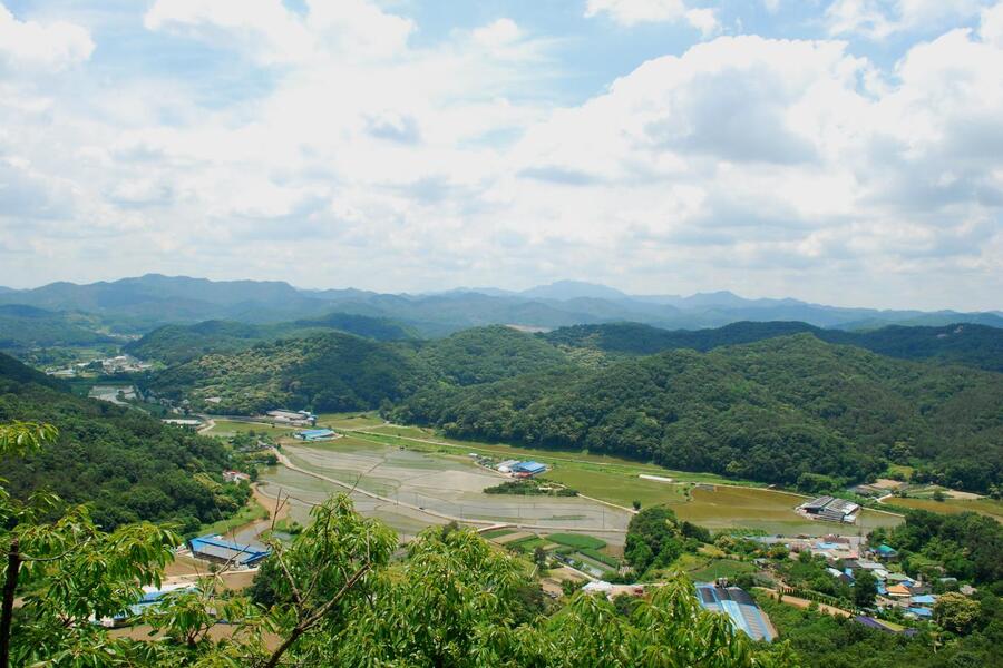 ▲ 첫 번째 봉우리를 오르면서 바라본 봉곡동 전경.ⓒ진경수 山 애호가