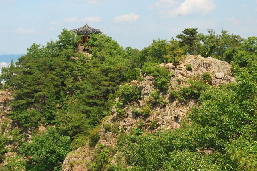 ▲ 다섯 번째 봉우리에서 바라본 구봉정.ⓒ진경수 山 애호가