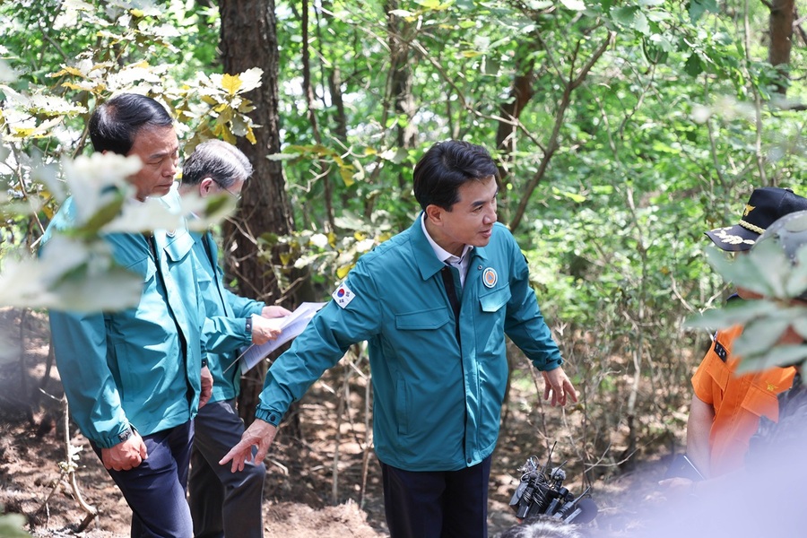 ▲ 김진태 강원도지사가 11일 북한이 날려보낸 오물풍선으로 추정되는 화재 현장을 살펴보고 있다.ⓒ강원도