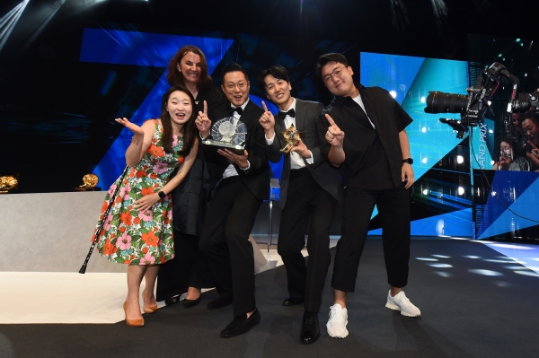 ▲ (왼쪽부터)칸 라이언즈 2023에서 한국 최초의 '글래스: 변화를 위한 라이언즈' 부문 그랑프리를 수상한 제일기획 이지원 프로, 황성필 CD, 강승리 프로, 고태율 프로. ⓒCannes Lions
