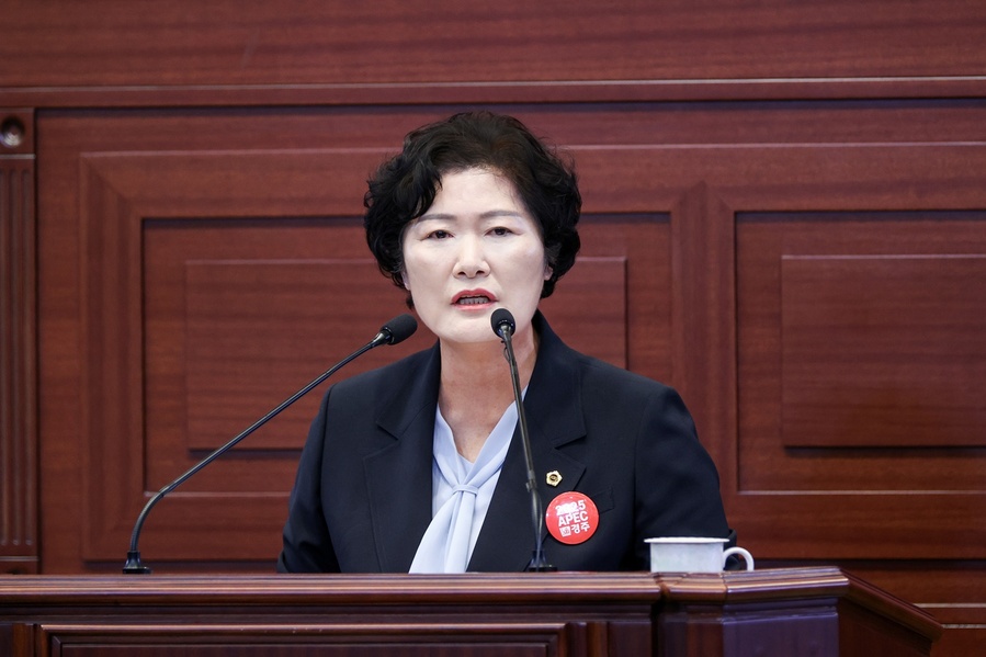 ▲ 경상북도의회 농수산위원회 남영숙 의원(상주1, 국민의힘)은 6월 11일 제347회 경상북도의회 제1차 정례회 본회의 도정질문을 통해 상주내 경북 농업기술원(농업테크노파크) 이전에 따른 도내 농산업 경쟁력 강화방안, 경북도 역점사업인 저출생과 전쟁사업의 성공적 추진대책 강구, 돌봄수요 확대에 따른 요양보호사의 처우개선 확대, 교육계의 성범죄 근절을 위한 적극적 대책 마련 등을 강력히 촉구했다.ⓒ경북도의회