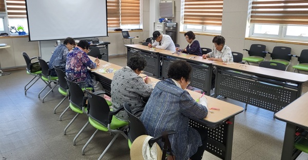 ▲ 부여군 치매안심센터는 오는 11월까지 치매 환자의 증상 악화 방지와 보호자 부양 부담 경감을 위해 경증 치매 환자를 대상으로 ‘뇌 나이 청춘’ 프로그램을 운영한다.ⓒ부여군