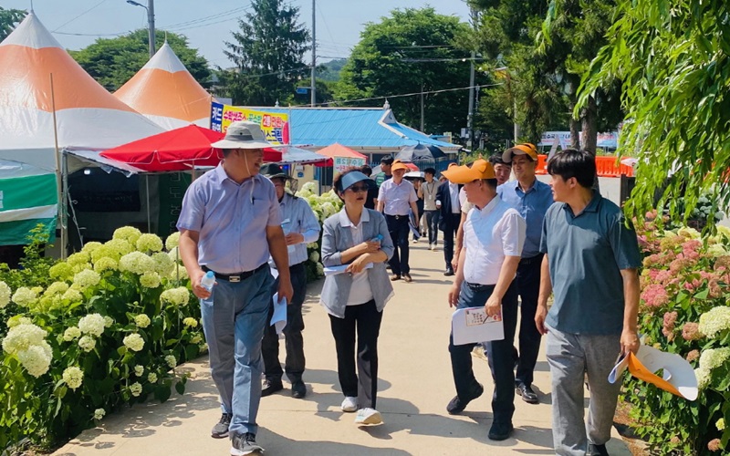 ▲ 공주시가 최근 제3회 유구색동수국정원 꽃 축제' 행사장에 대해 사전 현장점검을 하고 있다.ⓒ공주시