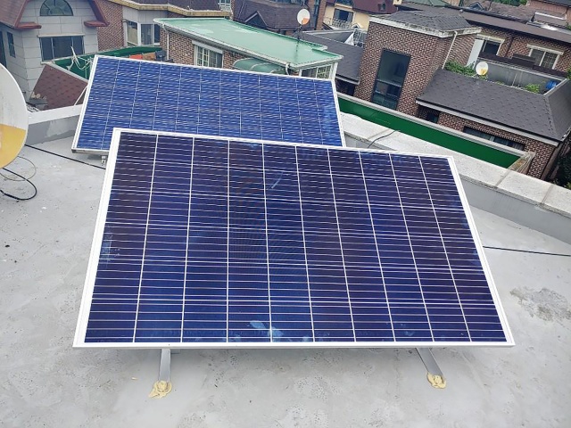 ▲ 성남지역 한 주택에 설치된 미니태양광 발전설비. ⓒ성남시 제공