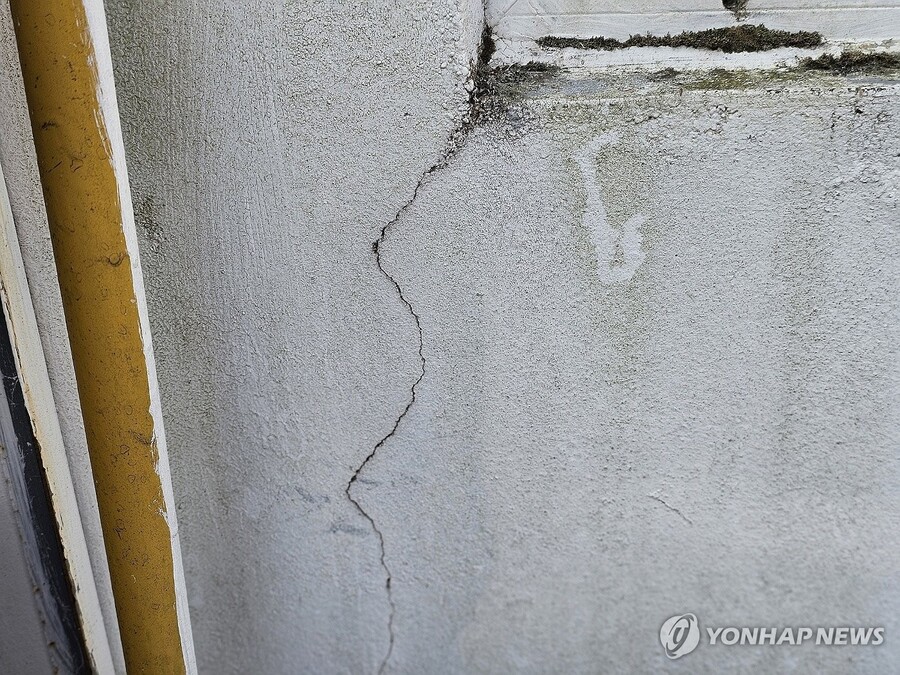 ▲ 12일 오전 전북 부안군에서 발생한 4.8 규모 지진으로 하서면에 있는 한 주택 벽면에 금이 가 있는 모습. ⓒ연합뉴스