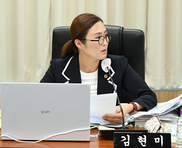 ▲ 김현미 세종시의원이 최근 기획조정실 소관 행정사무감사에서 질의하고 있다.ⓒ세종시의회