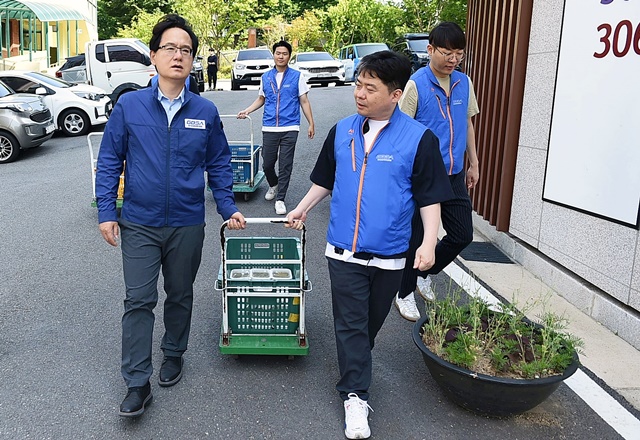 ▲ 강성천 경기도경제과학진흥원장을 비롯한 경과원 임직원들이 12일 수원시 우만종합사회복지관과 함께 독거노인 및 취약계층을 대상으로 도시락 배달봉사 활동을 진행하고 있다. ⓒ경기도경제과학진흥원 제공