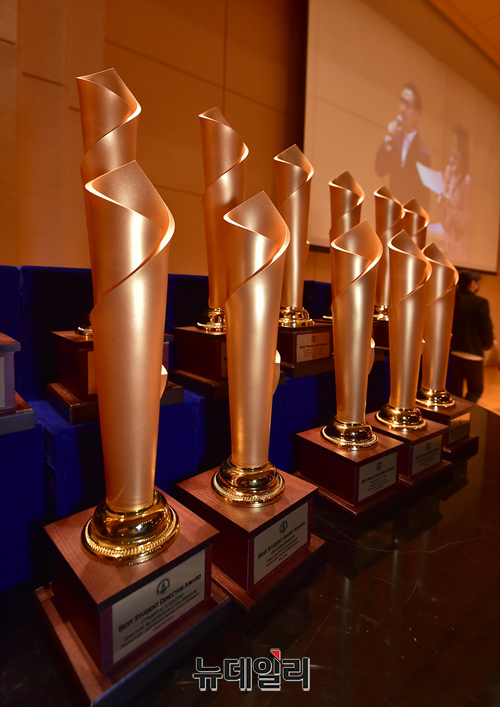 ▲ 인간의 자유를 지키기 위한 모든 업적은 '문서'에 의해 증명됐다는 의미로, 종이를 말아 올린 형상으로 만들어진 '리버티국제영화제' 수상 트로피. ⓒ정상윤 기자