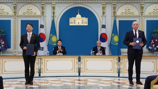 ▲ 윤석열 대통령과 카슴-조마르트 토카예프 카자흐스탄 대통령이 12일(현지시간) 카자흐스탄 아스타나 대통령궁에서 안덕근 산업통상자원부 장관과 카자흐스탄 산업건설부 장관의 한-카자흐스탄 핵심광물 공급망 협력 파트너십 양해각서(MOU) 서명식에 임석하고 있다. 2024.06.12. ⓒ뉴시스