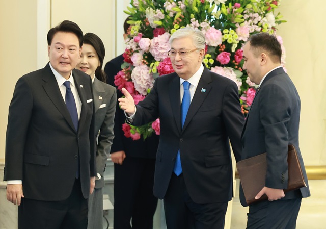 ▲ 카자흐스탄을 국빈 방문한 윤석열 대통령과 부인 김건희 여사가 12일(현지시간) 아스타나 대통령궁에서 열린 공식 환영식에 입장하며 카슴-조마르트 토카예프 카자흐스탄 대통령과 함께 카자흐스탄 측 환영인사들과 인사 나누기 위해 이동하고 있다. 2024.06.12. ⓒ뉴시스