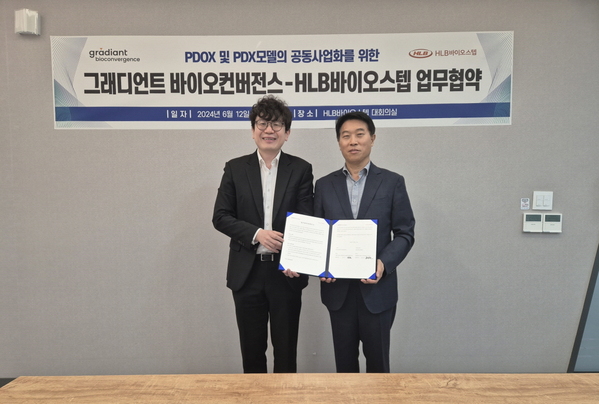 ▲ 이진근 그래디언트바이오컨버전스(왼쪽)와 문정환 HLB바이오스텝 대표가 지난 12일 '환자 유래 오가노이드를 이식한 마우스 모델 개발 및 사업화를 위한 업무협약'을 체결한 뒤 기념촬영하고 있다.ⓒHLB바이오스텝