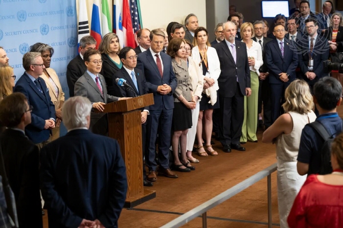▲ 유엔 안전보장이사회(안보리)에서 12일(현지 시각) 한국이 의장국으로서 주재하는 북한 인권 회의가 처음 열렸다. 한미일 등 57개국과 유럽연합(EU)은 회의에 앞서 회의장 앞에서 북한의 인권상황을 비판하는 약식회견을 열었다. 황준국 주유엔대사가 대표 발표자로 나섰다. ⓒ유엔 포토