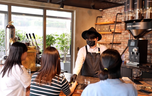 ▲ 이디야커피가 서울시 논현동에 위치한 이디야커피랩 매장에서 ‘커피 다이닝’ 프로그램을 운영한다. ⓒ이디야커피