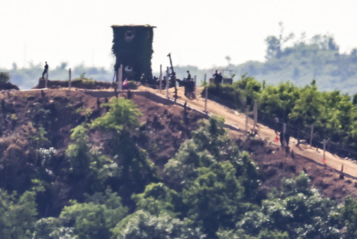 ▲ 지난 4일 경기 파주시 접경지역에서 바라본 북한의 한 초소에서 북한군이 진지 공사를 하고 있다. ⓒ뉴시스