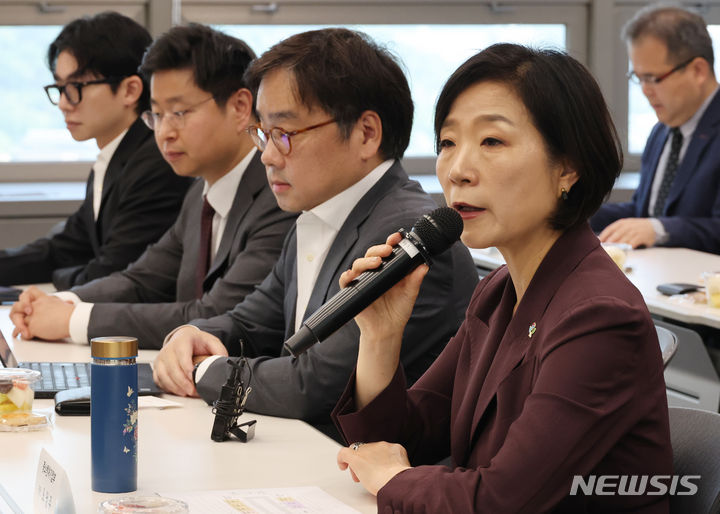 ▲ 이날 간담회에서 답변하는 오영주 중기부 장관. ⓒ뉴시스