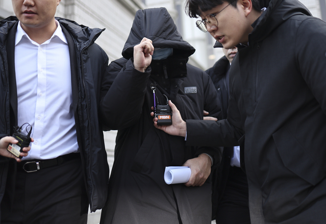 ▲ 약물에 취해 차를 몰다 행인을 치어 숨지게 한 '압구정 롤스로이스' 사건 운전자에게 마약류를 처방한 의사 염모씨가 27일 오전 서울 서초구 서울중앙지법에서 구속 전 피의자 심문(영장실질심사)을 받은 후 법원을 나서고 있다. 2023.12.27 ⓒ연합뉴스