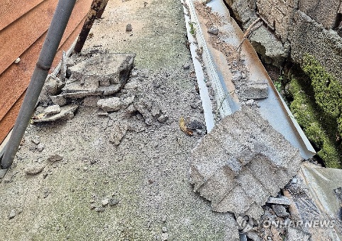▲ 13일 전북 부안군 한 주택가가 담벼락이 전날 방생한 지진으로 부서졌다.ⓒ연합뉴스