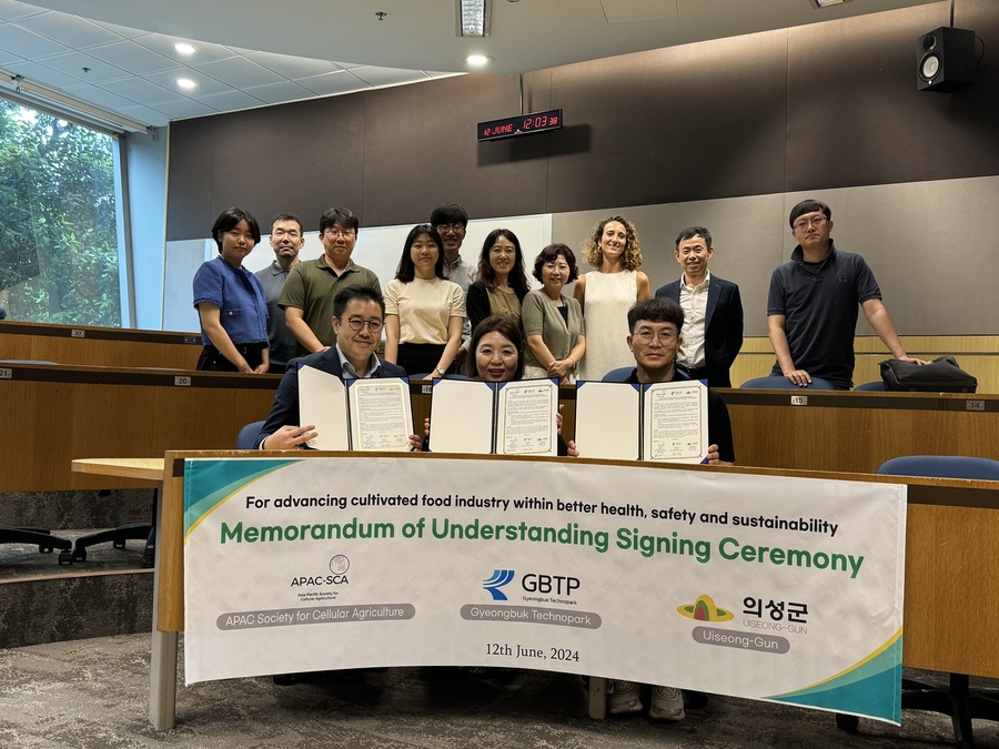 ▲ 경북테크노파크(원장 하인성)는 APAC Society for Cellular Agriculture (아시아-태평양 세포배양협회, 이하 APAC-SCA) 및 의성군과 함께 지난 6월 12일 싱가포르에서 업무협약(MOU)을 맺고 세포배양식품의 글로벌 산업 육성 및 활성화를 위한 상호협력체계를 구축하기로 했다.ⓒ경북테크노파크