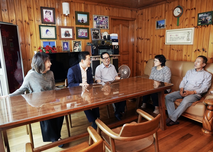 ▲ 영천시는 지난 10일, 12일 양일간 호국보훈의 달을 맞아 보훈가정을 방문해 국가를 위해 헌신한 국가유공자와 가족들을 위문·격려하고 숭고한 희생정신에 감사의 마음을 표했다.ⓒ영천시