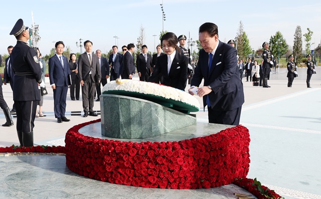 ▲ 우즈베키스탄을 국빈 방문한 윤석열 대통령과 부인 김건희 여사가 13일(현지시간) 타슈켄트 양기 우즈베키스탄 공원 광장에서 독립기념비에 헌화하고 있다. 2024.06.13. ⓒ뉴시스