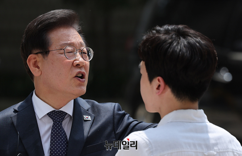 ▲ 이재명 더불어민주당 대표가 14일 오후 서울 서초구 중앙지에서 입장문을 발표하기에 앞서 지지자들에게 조용히 해줄 것을 부탁하고 있다. ⓒ정상윤 기자