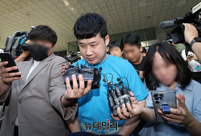 ▲ 신림역 칼부림 사건 피의자 조선이 지난해 7월 28일 오전 서울 관악구 서울관악경찰서에서 검찰로 송치되고 있다. 조선은 서울 신림역 인근서 훔친 흉기를 휘둘러 1명을 살해하고 3명을 다치게 한 혐의로 구속됐다. (사진=공동취재단) ⓒ서성진 기자