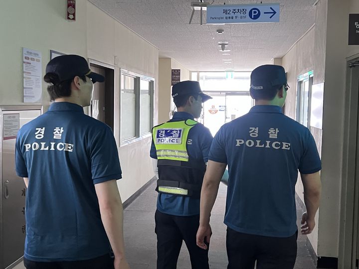 ▲ 14일 부산 서구 부산대병원에 폭탄을 설치했다는 이메일 접수돼 경찰이 병원 내부를 수색하고 있는 모습. ⓒ부산대병원