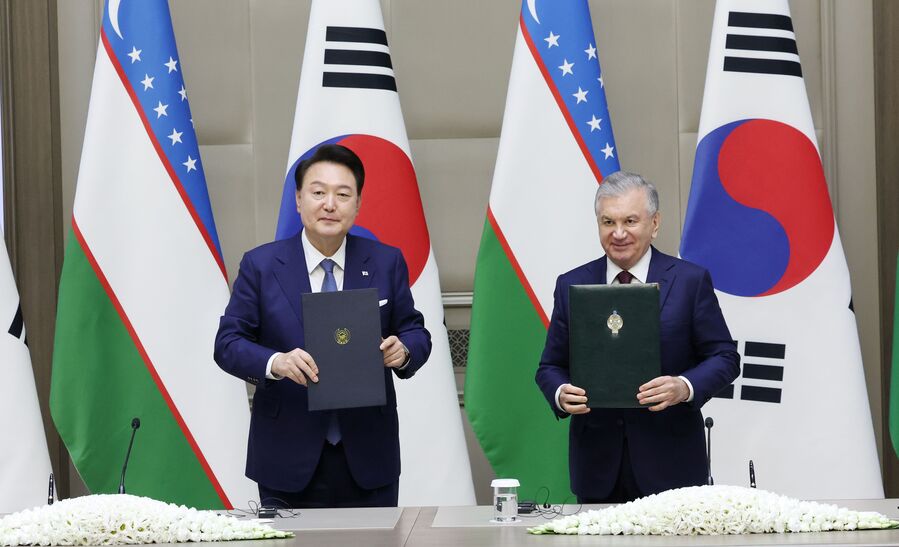 ▲ 우즈베키스탄을 국빈 방문한 윤석열 대통령이 14일(현지시간) 타슈켄트 우즈베키스탄 대통령궁 영빈관에서 샤브카트 미르지요예프 우즈베키스탄 대통령과 대한민국과 우즈베키스탄 공화국 특별전략적동반자 관계 심화 및 포괄적 확대를 위한 공동성명에 서명 후 성명서를 들고 있다. ⓒ뉴시스 제공