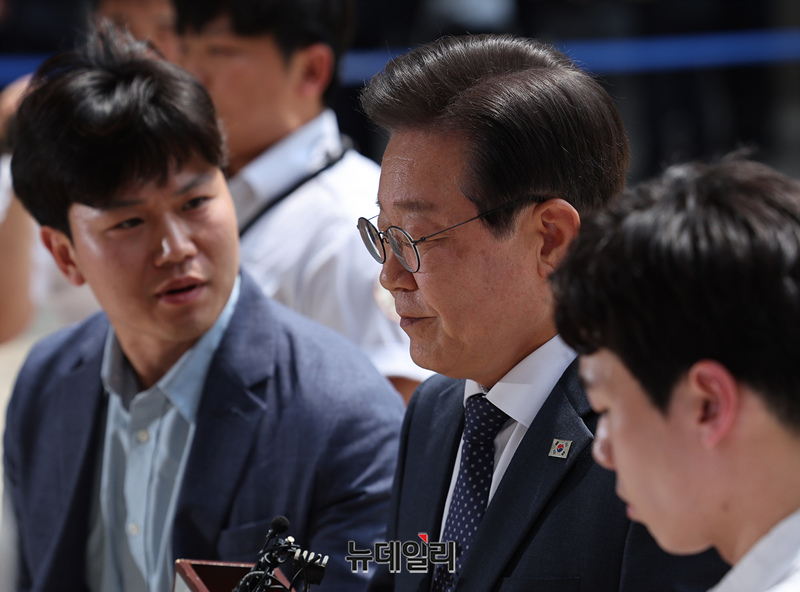▲ 이재명 더불어민주당 대표가 지난 14일 오후 서울 서초구 중앙지법에서 열린 대장동·성남FC 사건 공판에 고개를 숙이며 출석하고 있다. ⓒ정상윤 기자