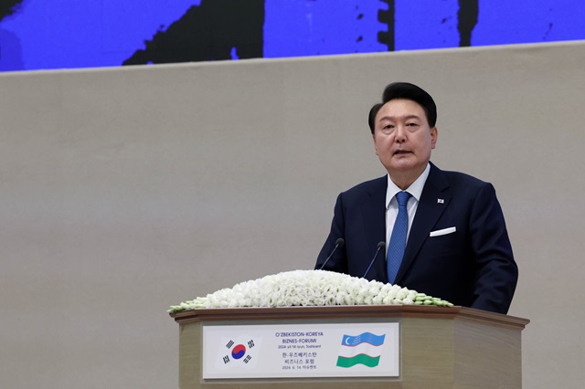 ▲ 윤석열 대통령이 14일 오후(현지시간) 우즈베키스탄 타슈켄트 힐튼 호텔에서 열린 '한-우즈베키스탄 비즈니스 포럼'에 참석해 기조연설을 하고 있다. (공동취재) 2024.06.15. ⓒ뉴시스