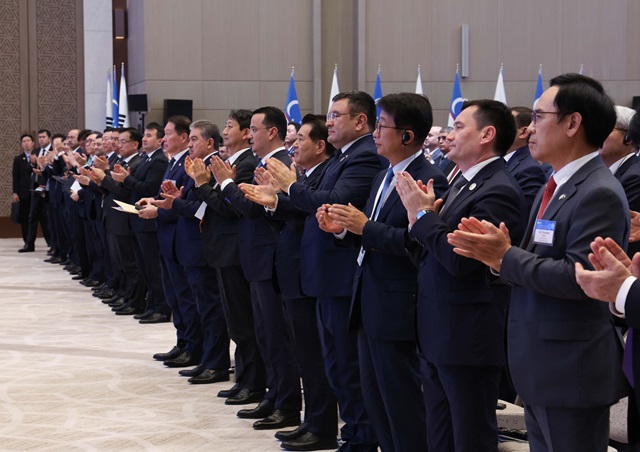 ▲ 최태원 대한상공회의소 회장, 신동빈 롯데그룹 회장 등 윤석열 대통령의 우즈베키스탄 국빈 방문 경제사절단에 참여한 재계 인사들과 박상우 국토교통부장관, 안덕근 산업통상자원부 장관 등 정부 인사들이 14일 오후(현지시간) 우즈베키스탄 타슈켄트 힐튼 호텔에서 열린 '한-우즈베키스탄 비즈니스 포럼'에 참석해 샤브카트 미르지요예프 우즈베키스탄 대통령 소개를 듣고 있다. 2024.06.15. ⓒ뉴시스
