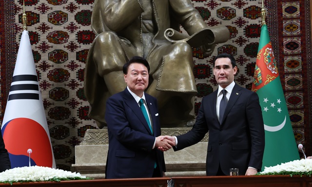 ▲ 윤석열 대통령과 세르다르 베르디무하메도프 투르크메니스탄 대통령이 10일(현지시간) 아시가바트 대통령궁에서 한-투르크메니스탄 정상 공동언론발표를 마친 뒤 악수하고 있다. 2024.06.10. ⓒ뉴시스 ⓒ