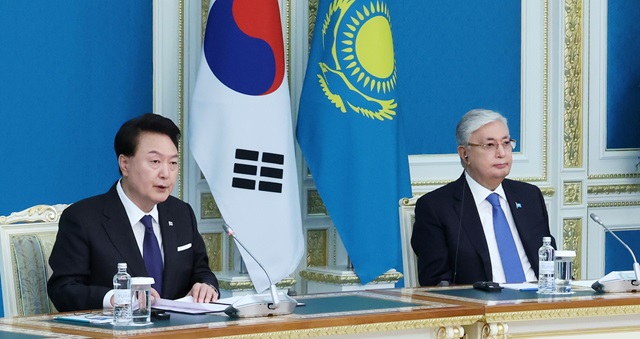 ▲ 윤석열 대통령이 12일(현지시간) 카자흐스탄 아스타나 대통령궁에서 카슴-조마르트 토카예프 카자흐스탄 대통령과 한-카자흐스탄 정상 공동언론발표를 하고 있다. ⓒ뉴시스