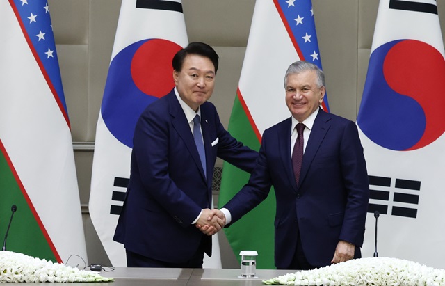 ▲ 우즈베키스탄을 국빈 방문한 윤석열 대통령과 샤브카트 미르지요예프 우즈베키스탄 대통령이 14일(현지시간) 타슈켄트 우즈베키스탄 대통령궁 영빈관에서 한-우즈베키스탄 공동언론발표를 마친 후 악수하고 있다. 2024.06.14. ⓒ뉴시스